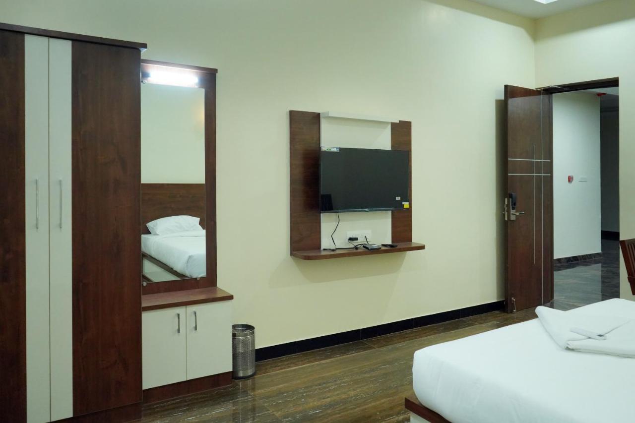 Hotel Nivetha Inn Коимбатур Экстерьер фото